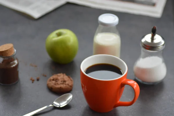 Кофе Оранжевой Чашке Столе Яблоками Молоком Сахаром Печеньем — стоковое фото