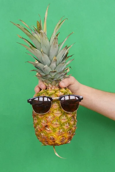 Tenant Ananas Avec Des Lunettes Soleil Main — Photo