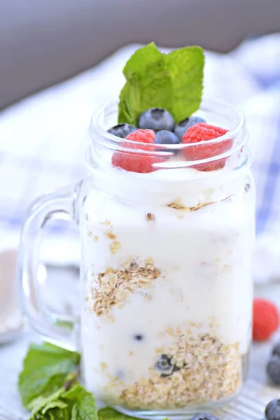 Glass Oatmeal Granola Yoghurt Blueberries Raspberries Fresh Healthy Breakfast Good — Stock Photo, Image