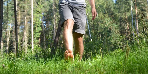Těsné Nohou Procházky Oblázkových Pěšině Lese Relaxuje Přírodě Při Teplotách — Stock fotografie
