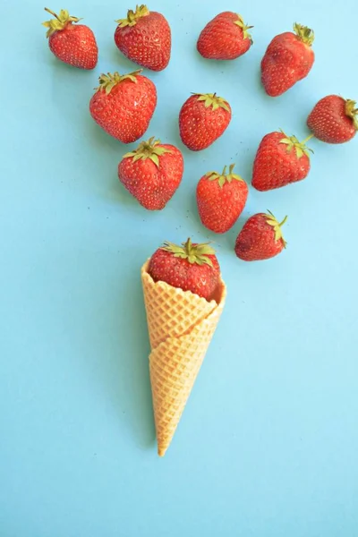 Cono Helado Con Fresas Sobre Fondo Color —  Fotos de Stock