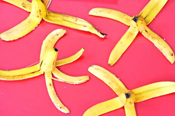 カラフルな背景の前にバナナの皮 — ストック写真