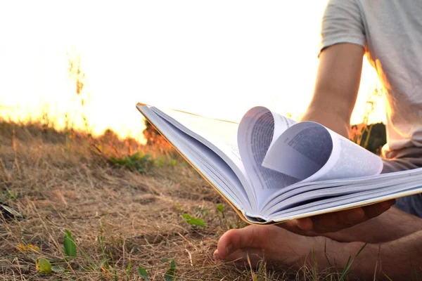 Nahaufnahme Mann Liest Ein Buch Der Natur Ohne Schuhe Und — Stockfoto