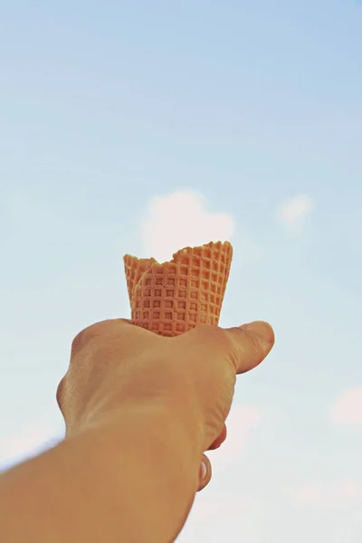 Imagen Recortada Del Hombre Sosteniendo Cono Helado Frente Nube —  Fotos de Stock