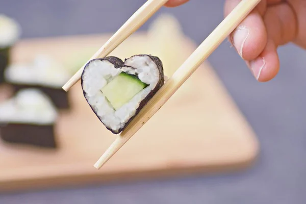 Sushi Pepino Forma Coração Como Símbolo Lovin Sushi — Fotografia de Stock