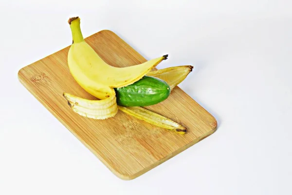 Pepino Casca Uma Banana — Fotografia de Stock