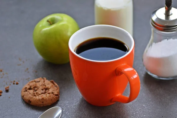 Café Una Taza Naranja Sobre Una Mesa Con Manzanas Leche — Foto de Stock