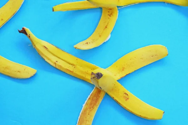 Cascas Banana Frente Fundo Colorido — Fotografia de Stock