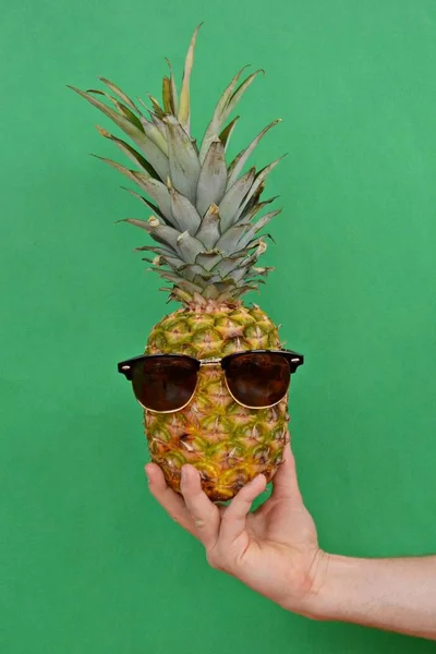 Tenant Ananas Avec Des Lunettes Soleil Main — Photo