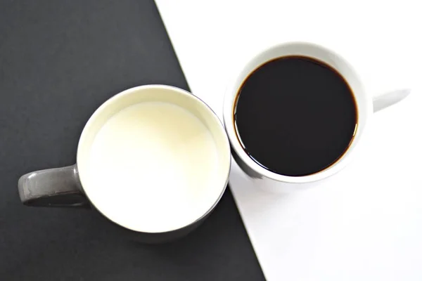 Dos Tazas Delante Fondo Medio Negro Medio Blanco Una Taza — Foto de Stock