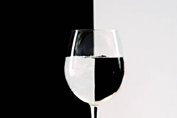 Water Contained Wine Glass Breaks Black White Background Exactly Direction — Stock Photo, Image