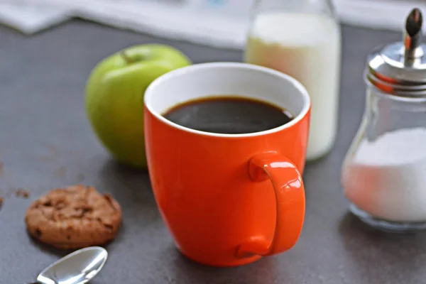 Кофе Оранжевой Чашке Столе Яблоками Молоком Сахаром Печеньем — стоковое фото