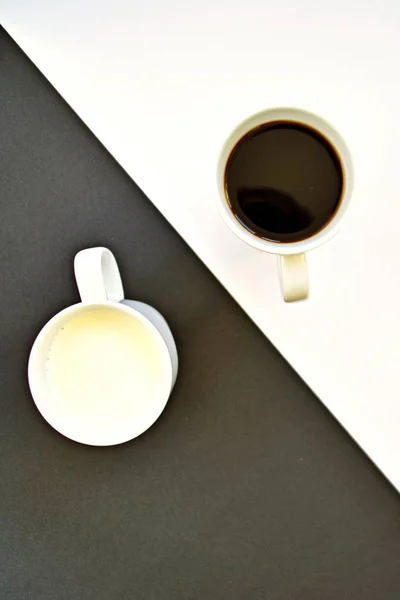 Dos Tazas Delante Fondo Medio Negro Medio Blanco Una Taza — Foto de Stock