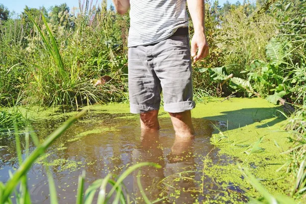 Primer Plano Los Pies Hombre Está Corriendo Verano Través Pequeño —  Fotos de Stock