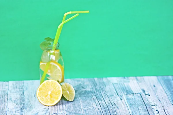 Tenendo Mano Bicchiere Pieno Ghiaccio Lime Limoni Menta Abbinamento Perfetto — Foto Stock
