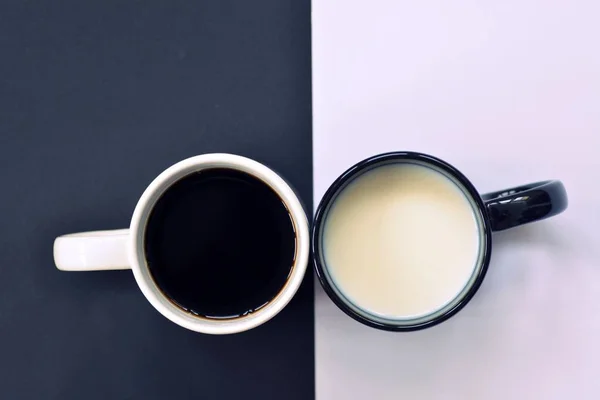 Duas Xícaras Frente Fundo Meio Preto Meio Branco Uma Xícara — Fotografia de Stock