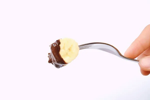 Świeży Banan Zatrzymany Końcówce Widelca Zanurzyć Płynnej Czekoladzie Ścieśniać Izolowane — Zdjęcie stockowe