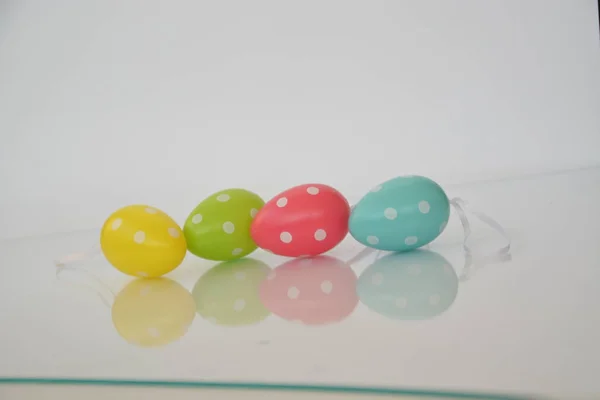 Huevos Pascua Punteados Frente Fondo Blanco — Foto de Stock