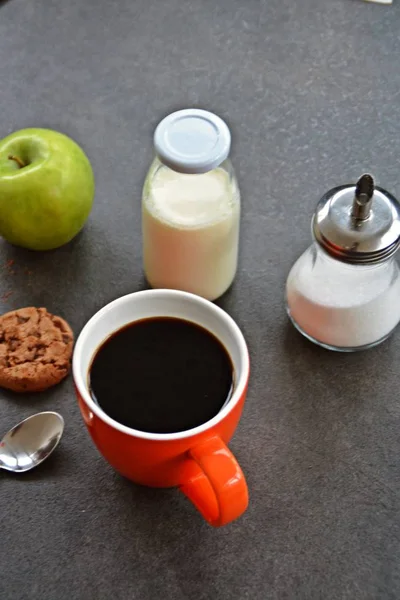 Kaffee Einer Orangefarbenen Tasse Auf Einem Tisch Mit Äpfeln Milch — Stockfoto