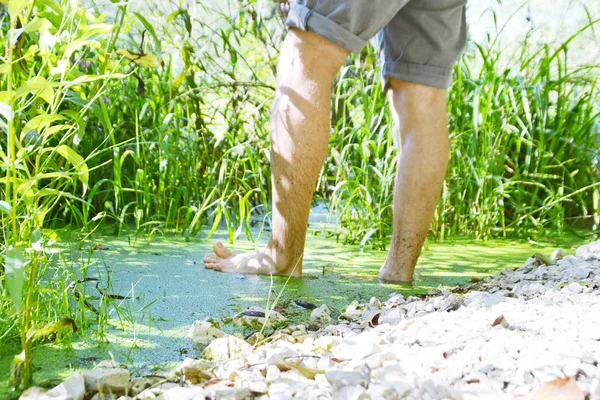 Primer Plano Los Pies Hombre Está Corriendo Verano Través Pequeño — Foto de Stock