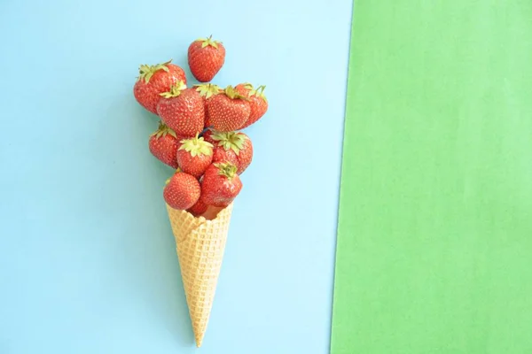 Cone Sorvete Com Morangos Fundo Colorido — Fotografia de Stock