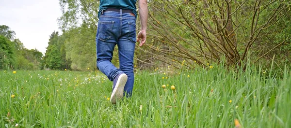Close Pernas Jeans Andando Natureza — Fotografia de Stock