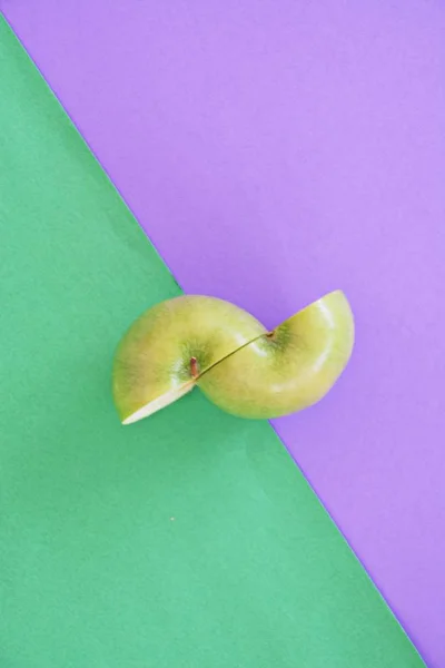 Duas Metades Uma Maçã Dois Fundos Coloridos Diferentes — Fotografia de Stock