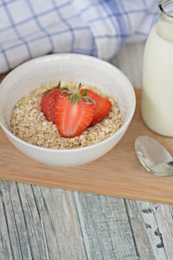 Sabahları sağlıklı bir kahvaltı olarak bir kase çilek ile yulaf ezmesi 