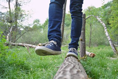 kot bacaklar yakın, doğada yürüyüş 