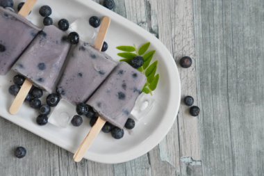 yaban mersini ve sütten yapılmış ev yapımı buzlu şekerler