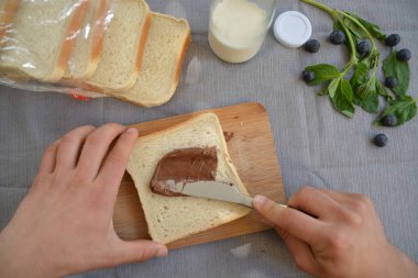 Kahvaltı için bir tost üzerine yaymak Çikolata krem