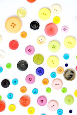 Bir renkli arka plan önünde farklı renk ve tasarımlar düğmeleri büyük bir set 