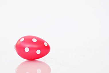 Beyaz arka plan önünde noktalı paskalya yumurtası 