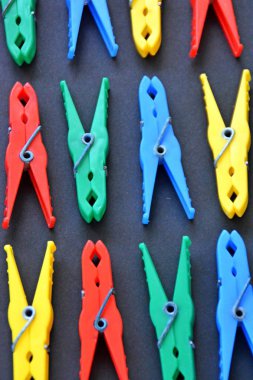renkli arka planda farklı renkli clothespins 