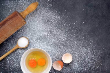 Mutfak tahtasında kurabiye pişirme 