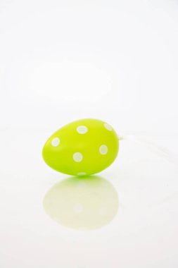 Beyaz arka plan önünde noktalı paskalya yumurtası 