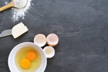 Bir mutfak plakası bach gereçleri - yumurta, un, tereyağı ve şeker - Metin için yer ile Kavram 