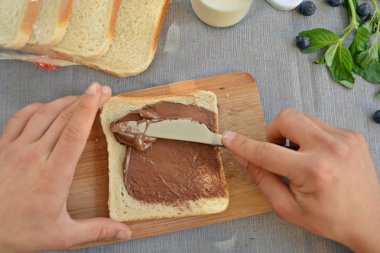 Kahvaltı için bir tost üzerine yaymak Çikolata krem