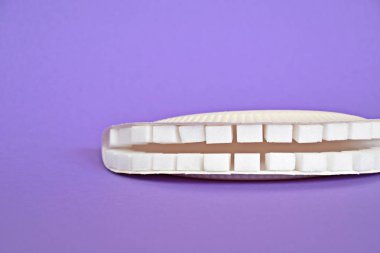 Kollu bir arka planda şeker küpleri dışında dişler