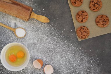 Mutfak tahtasında kurabiye pişirme 