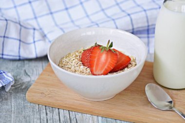 Sabahları sağlıklı bir kahvaltı olarak bir kase çilek ile yulaf ezmesi 