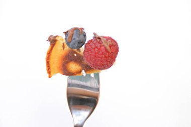 çatal üzerinde çilek ile gözleme