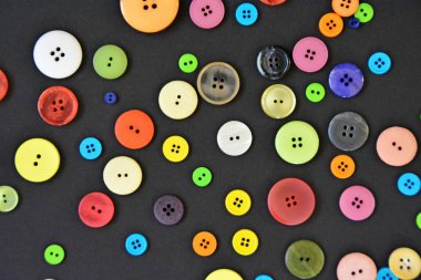 Bir renkli arka plan önünde farklı renk ve tasarımlar düğmeleri büyük bir set 