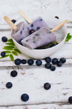 yaban mersini ve sütten yapılmış ev yapımı buzlu şekerler