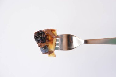 çatal üzerinde çilek ile gözleme 