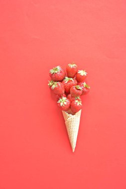 Renkli bir arka plan üzerinde çilek ile dondurma konisi