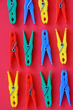 renkli arka planda farklı renkli clothespins 