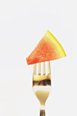 bir çatal üzerinde karpuz parçası