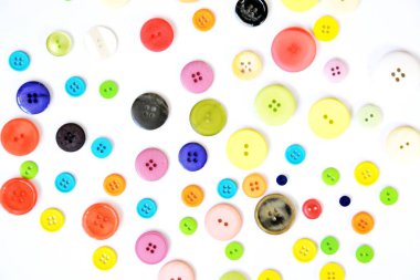 Bir renkli arka plan önünde farklı renk ve tasarımlar düğmeleri büyük bir set 