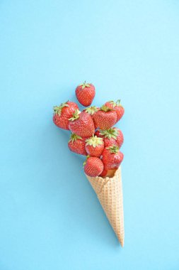 Renkli bir arka plan üzerinde çilek ile dondurma konisi